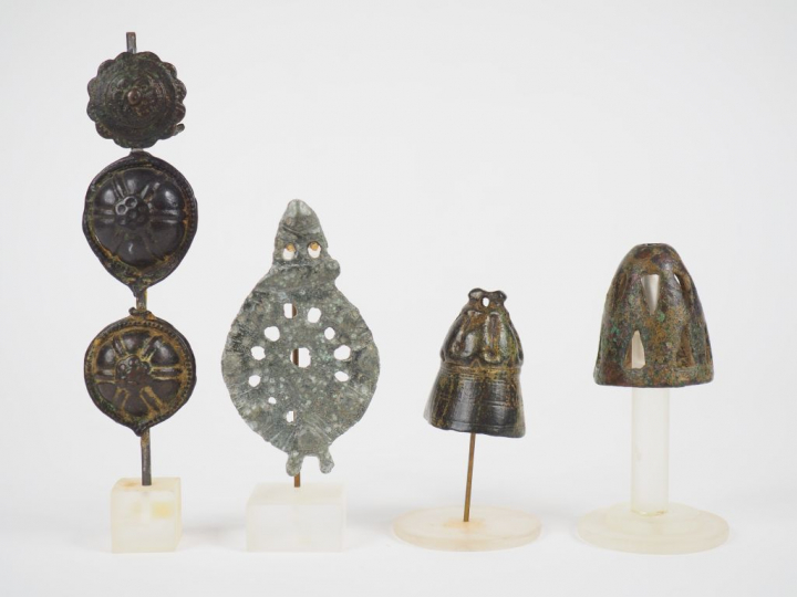 Lot de 15 objets en bronze. Périodes antique et postérieure.  H. : de 