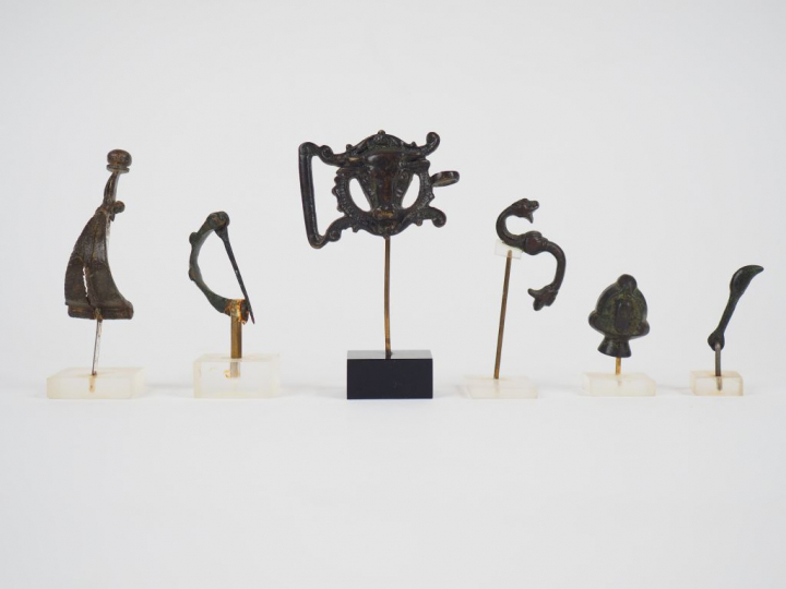 Lot de 15 objets en bronze. Périodes antique et postérieure.  H. : de 
