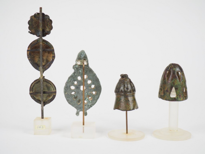 Lot de 15 objets en bronze. Périodes antique et postérieure.  H. : de 