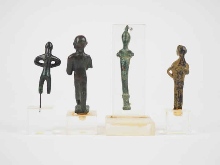 Quatre statuettes antiques en bronze (dont bronze étrusque). H. : 4 cm