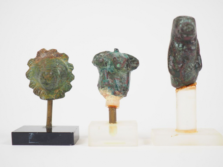 Lot de sept objets antiques en bronze dont une statuette fragmentaire 