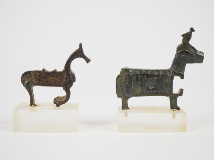 Deux chevaux en bronze du début du Moyen Age Dim. : 4 x 4.5 cm + 5 x 5