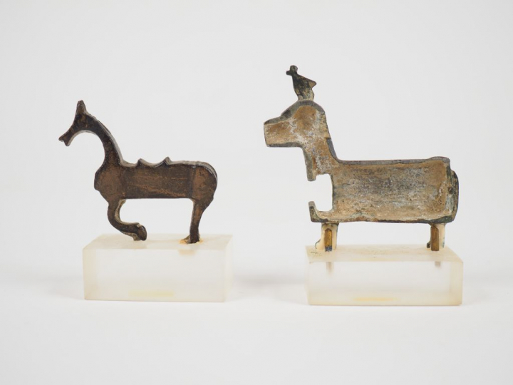 Deux chevaux en bronze du début du Moyen Age Dim. : 4 x 4.5 cm + 5 x 5