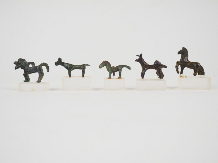 Cinq chevaux en bronze. Orient ancien et période romaine.
