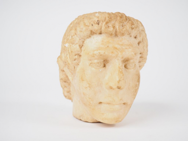 Tête d’homme en pierre. Antiquité tardive ? Marbre ?  Dim. : 12 x 11 c