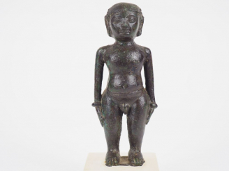 Vente aux enchères Statuette en bronze d’une personne nue. Inde ancienne. H. : 15 cm.