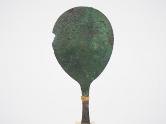 Vente aux enchères Miroir antique en bronze. Egypte (?). Dim. : 18 x 9.5 cm.
