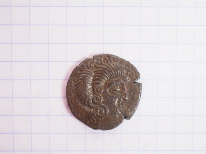 Gaule. Coriosolites. Statère en billon. Ier s. av. J.-C. A/ Tête styli