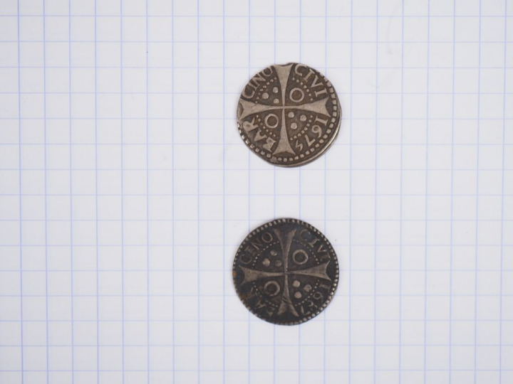 Lot de 2 monnaies:  Barcelone. Charles II d’Espagne. 1 real. Argent. 1