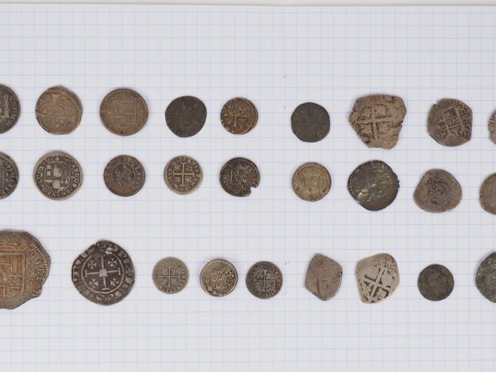 Lot de 33 monnaies principalement espagnoles. Argent, Moyen Age et pér