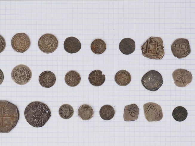 Lot de 33 monnaies principalement espagnoles. Argent, Moyen Age et pér