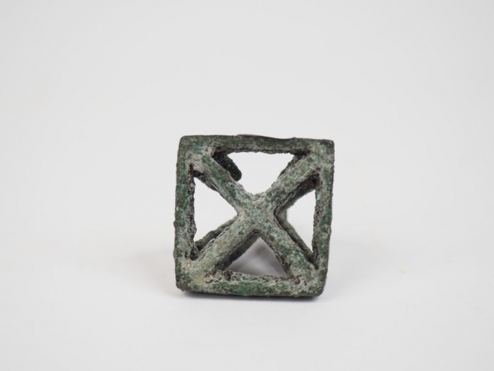 Quatre objets antiques en bronze dont un sceau égyptien. H. : 4.5 cm, 