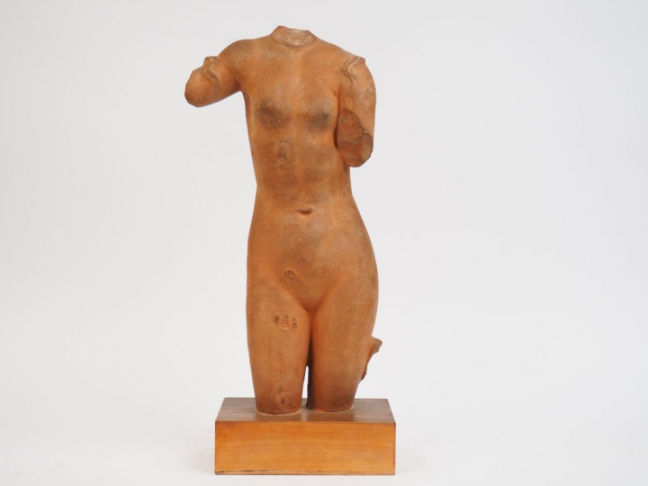 Ecole française XXème  "Nu féminin" Sculpture en terre cuite.  H. 58,5