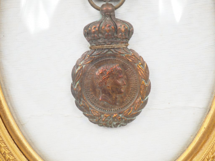 Dans un cadre médaillon de style Louis XVI en bronze doré, médaille de