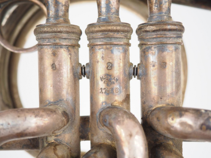 Henri PIHAN à Lyon.  Cor anglais en métal argenté. Signé.