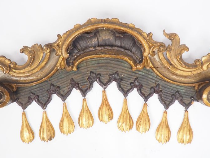 Cantonniere  XVIIIème en bois sculpté polychrome, patiné et doré à déc