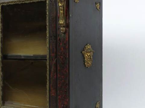 Vitrine Napoléon III en bois noirci et marqueterie Boulle, ouvrant à d