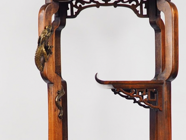 Gabriel VIARDOT (atrribué à) Sellette de style Extrême-Orient en bois 