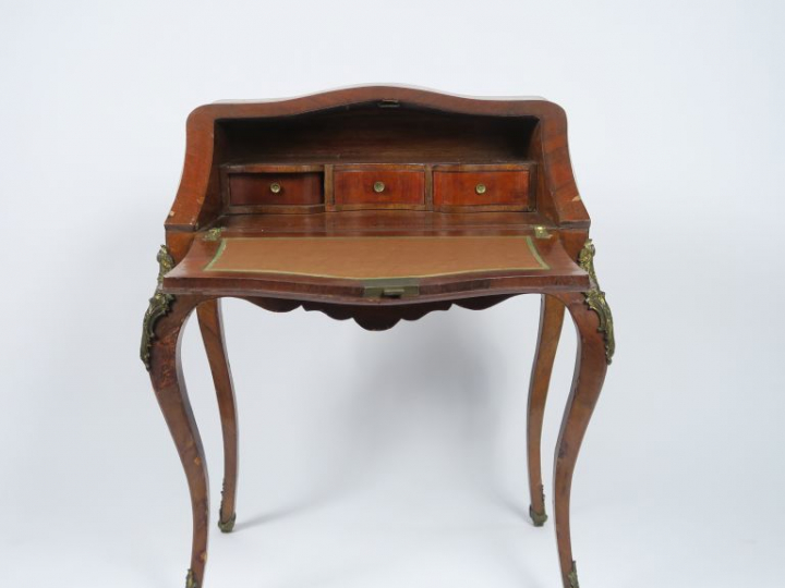 Bureau dos d'âne de style Louis XV en marqueterie, à décor de fleurs, 