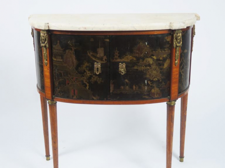 Console demi-lune de style Louis XVI en bois laqué et marqueterie, à d
