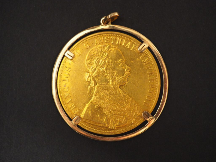 Pendentif en or jaune, serti d'une pièce de 4 Ducats or François Josep
