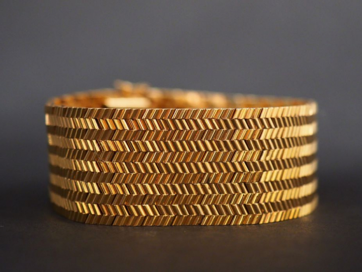 Bracelet manchette en or jaune, maille plate, à décor de motifs géomét