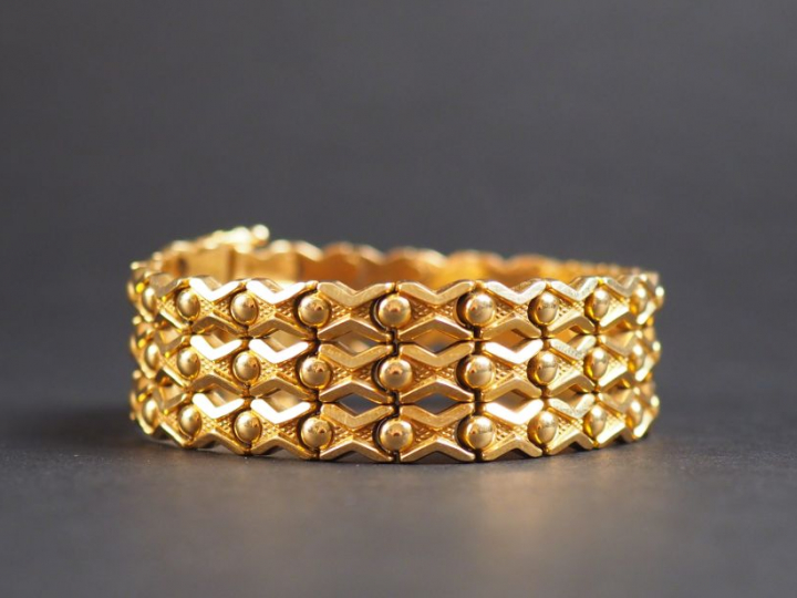 Bracelet manchette en or jaune, maille articulée. Poids. 41,32 g