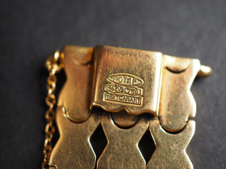 Bracelet manchette en or jaune, maille articulée. Poids. 41,32 g