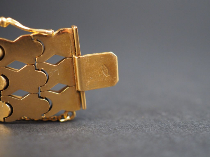 Bracelet manchette en or jaune, maille articulée. Poids. 41,32 g