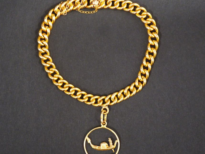Bracelet en or jaune, maille gourmette, orné d'une pendeloque.  Poids.