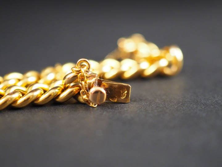 Bracelet en or jaune, maille gourmette, orné d'une pendeloque.  Poids.