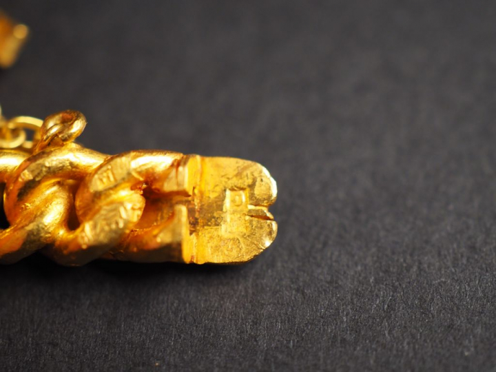 Bracelet articulé en or jaune, maille gourmette. Poids. 45,69 g (fermo