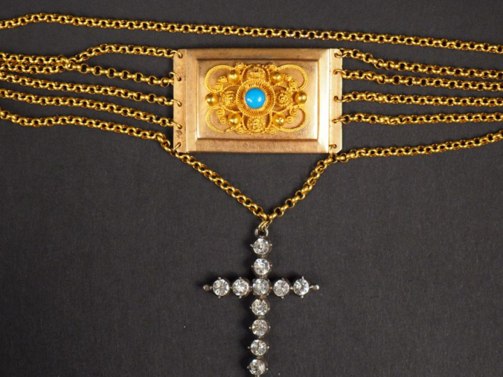 Collier draperie en or jaune, orné en son centre d'un pendentif rectan