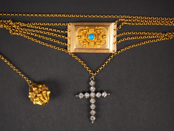 Collier draperie en or jaune, orné en son centre d'un pendentif rectan