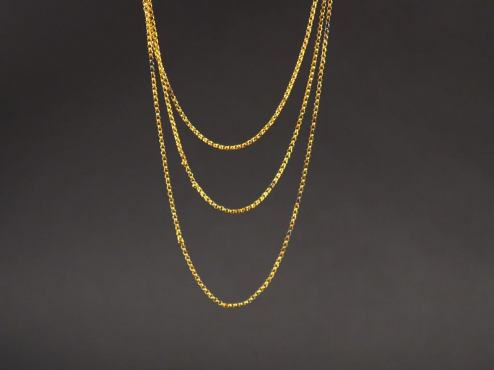 Sautoir triple rangs disposés en chute en or jaune. Poids. 23,74 g (so