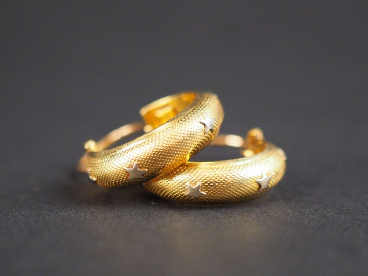 Paire de créoles en or jaune, à décor d'étoiles appliquées en or blanc