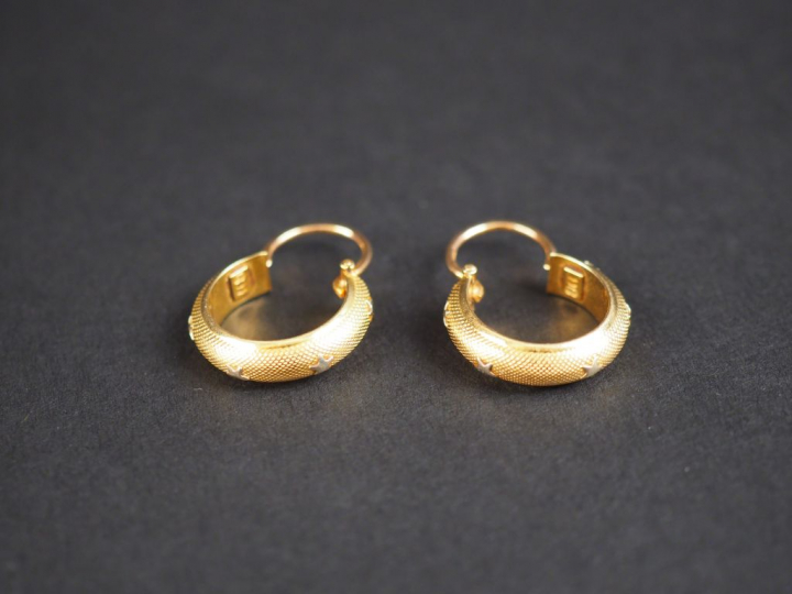 Paire de créoles en or jaune, à décor d'étoiles appliquées en or blanc