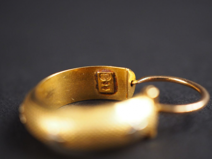 Paire de créoles en or jaune, à décor d'étoiles appliquées en or blanc