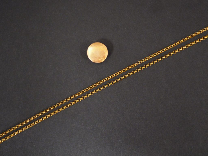Chaine en or jaune.  Poids. 6,69 g On y joint un bouton de col en or j