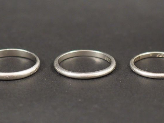 Trois différentes alliances en platine.  Poids. 10,44 g