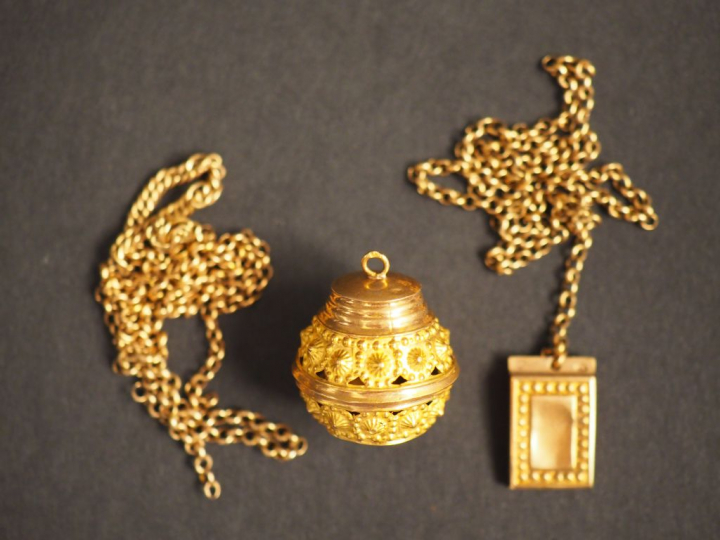 Ensemble comprenant des éléments de chaines en or jaune et un pendenti