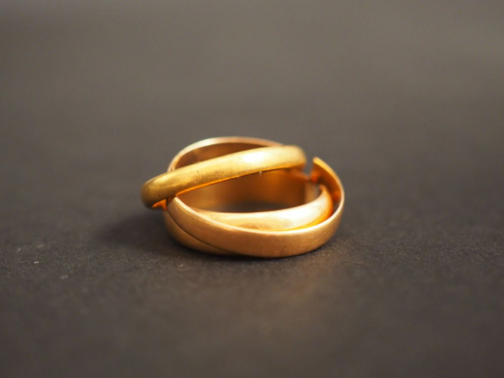 Trois différentes alliances en or jaune. Poids. 9,38 g (deux anneaux c