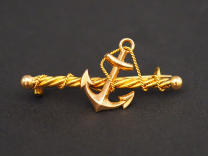 Broche en or jaune, à décor d'encre de marine. Long. 3,5 cm Poids.1,75