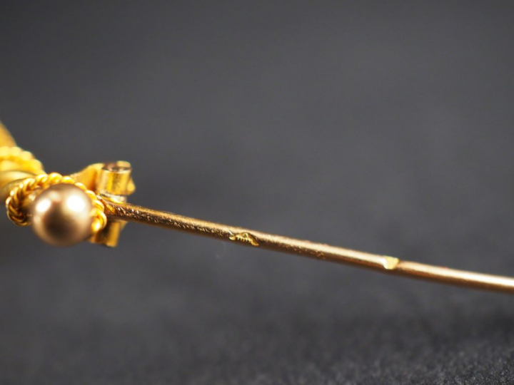 Broche en or jaune, à décor d'encre de marine. Long. 3,5 cm Poids.1,75