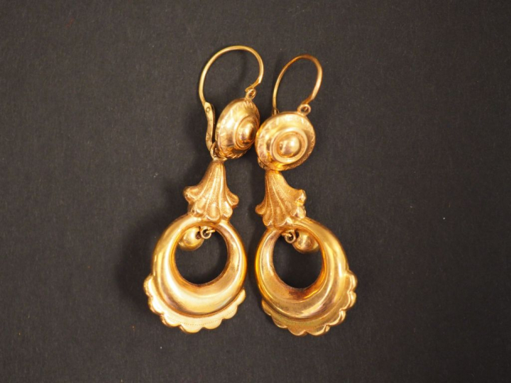 Paire de boucles d'oreilles en or jaune, à décor de palmette et de bou