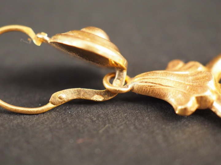 Paire de boucles d'oreilles en or jaune, à décor de palmette et de bou