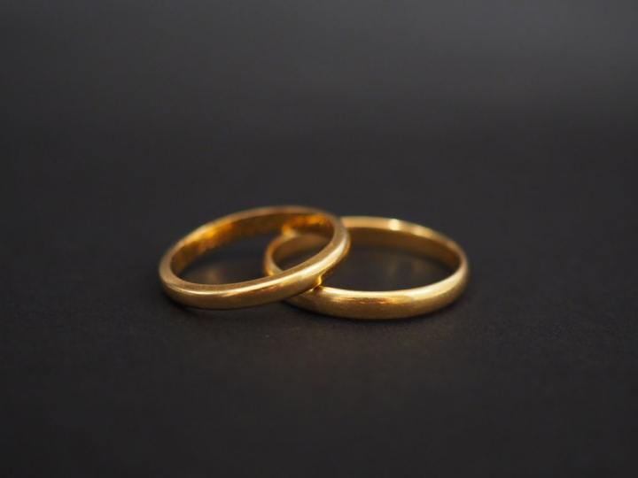 Deux différents alliances en or jaune.  TDD. 50 et 58 Poids. 4,86 g