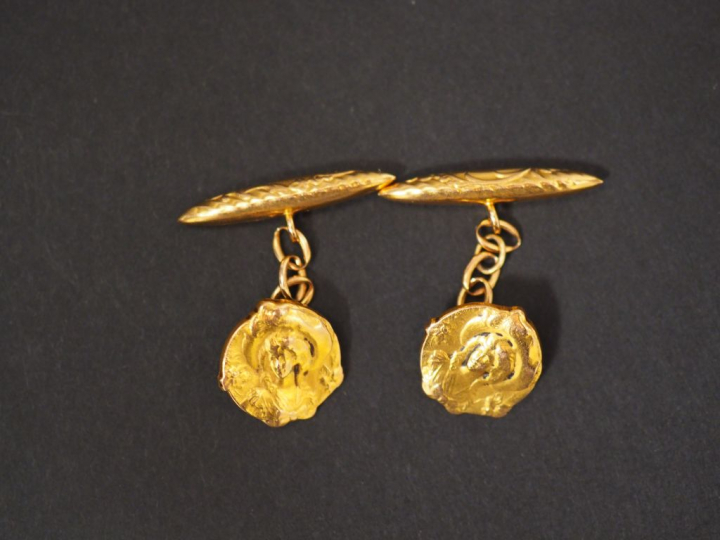 Paire de boutons de manchettes en or jaune, à décor de jeune femme au 