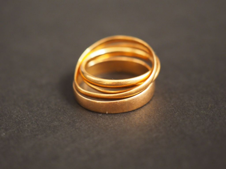 Quatre différentes alliances en or jaune.  Poids. 4,93 g (certaines gr