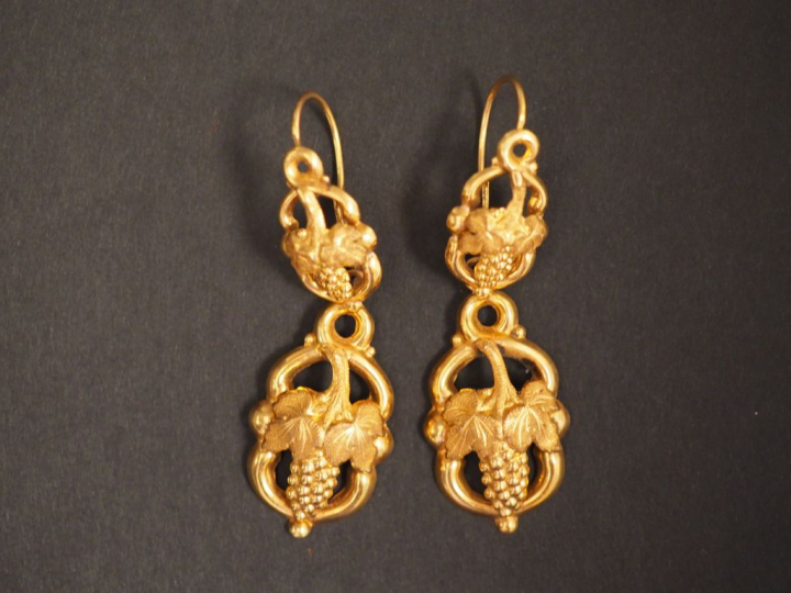 Paire de perces oreilles en or jaune, à décor de grappes de raisin. H.